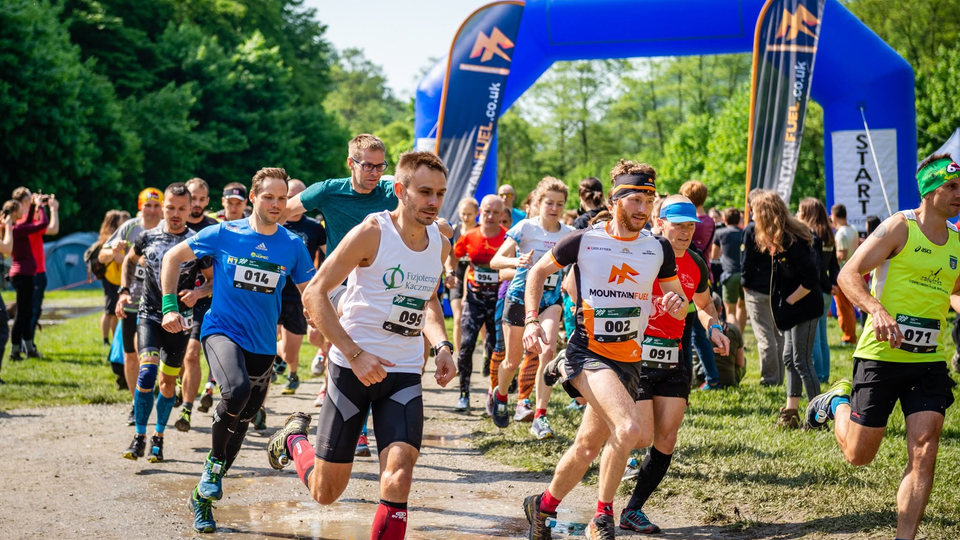 Uczestnicy ruszają na trasę biegu