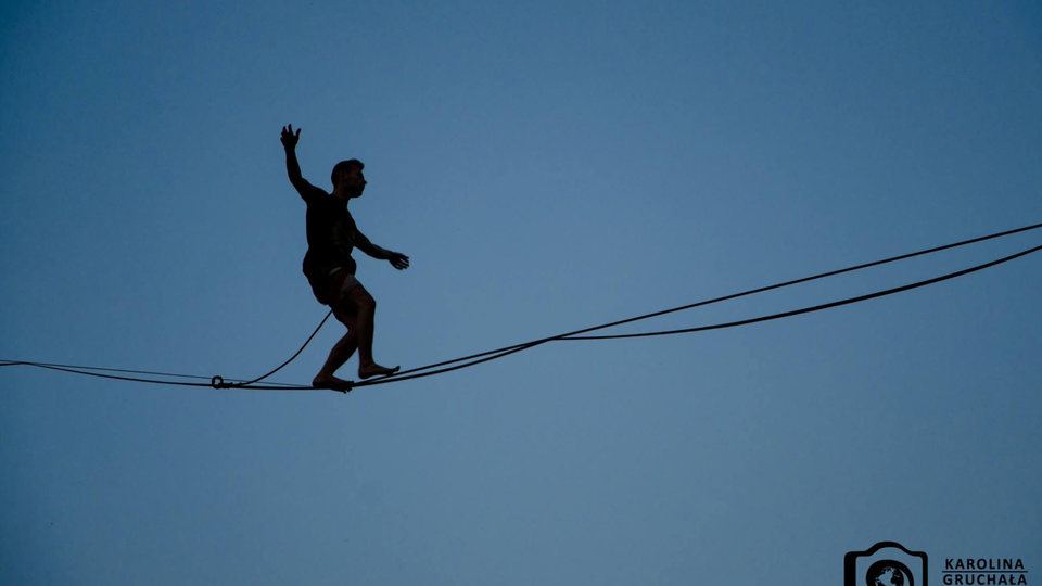 Uczestnik przechodzi po taśmie highline